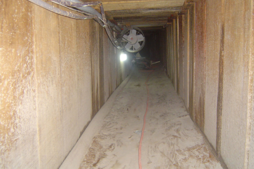 Os criminosos abriram uma empresa de fachada, a PS Grama Sintética, inclusive com placa na frente, para disfarçar a escavação do túnel por cerca de três meses(Foto: Polícia Federal)