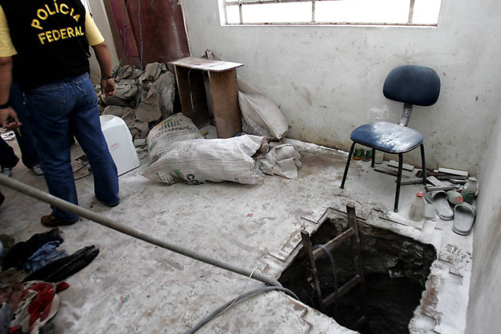 Interior da casa 1071 da rua 25 de Março, no Centro de Fortaleza, quando policiais descobriram o furto ao Banco Central(Foto: Reprodução/Polícia Federal)