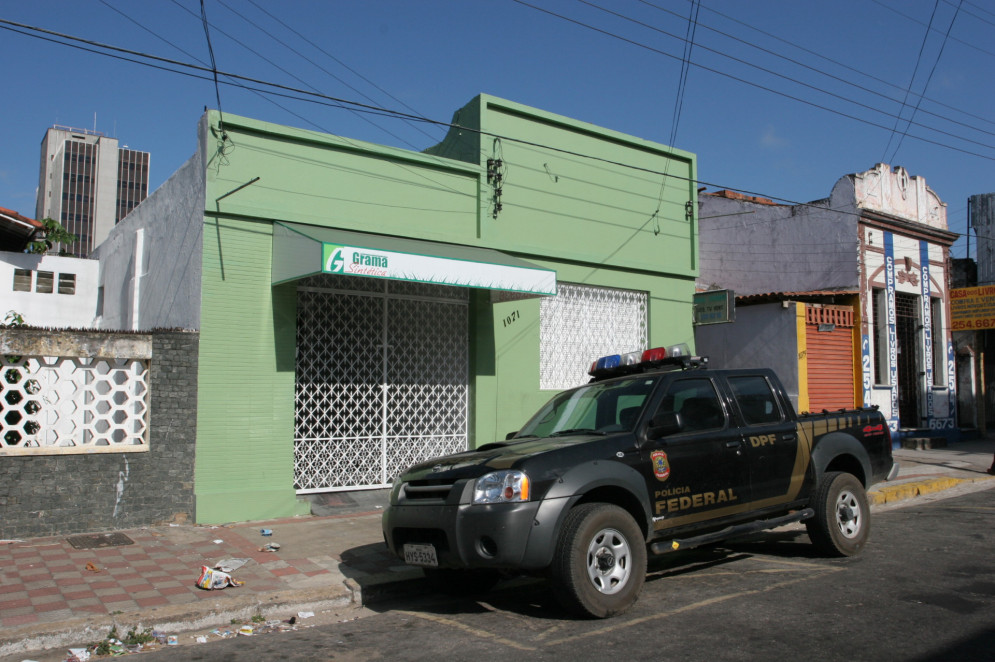 Peritos buscam evidências na casa em que foi cavado o túnel para o assalto ao Banco Central. Na foto: carro da PF em frente à casa usada pela quadrilha(Foto: Chico Gadelha)