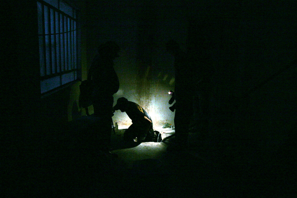 Policial federal entra em túnel do furto ao Banco Central no dia 8 de agosto de 2005(Foto: Edimar Soares)