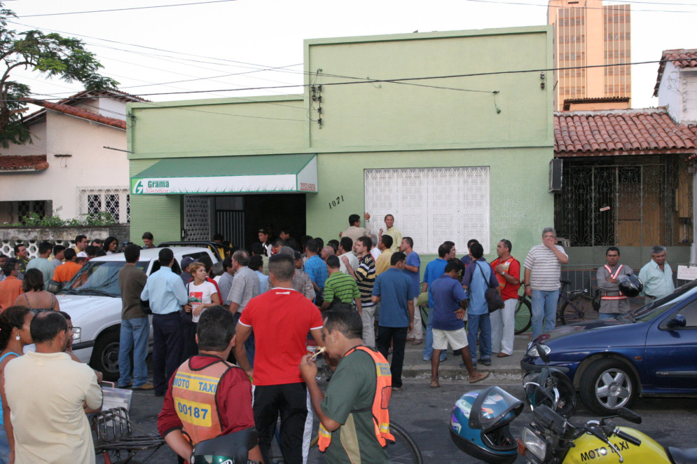 Movimentação de curiosos em frente à casa onde funcionava uma empresa fantasma de venda de grama sintética(Foto: Natinho Rodrigues)