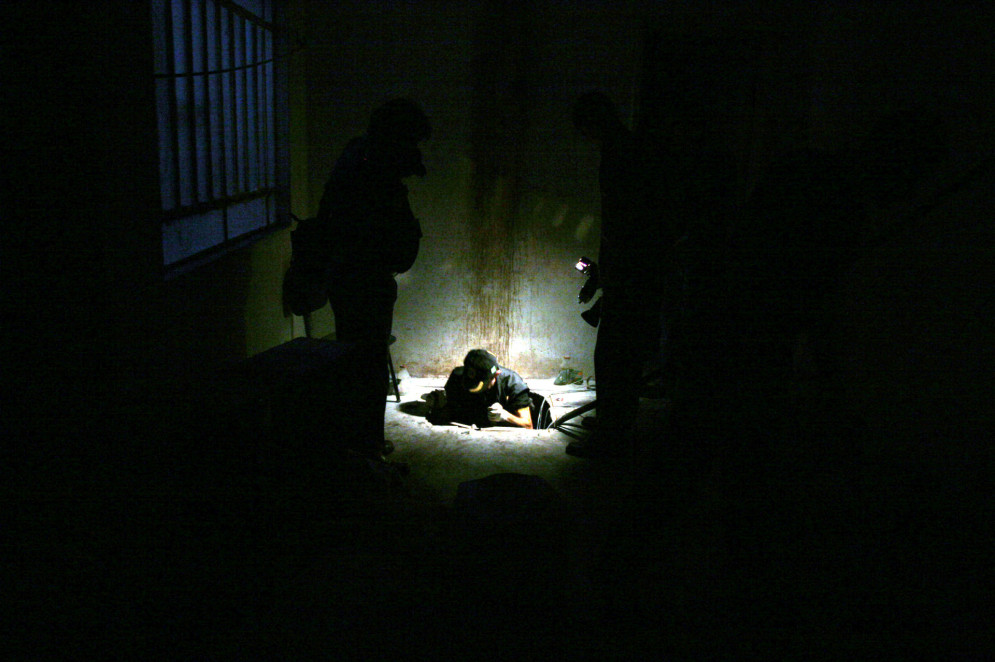Imagem do túnel, no ponto inicial da escavação, no momento em que agente federal entra para trabalho pericial(Foto: EDIMAR SOARES EM 8/8/2005)