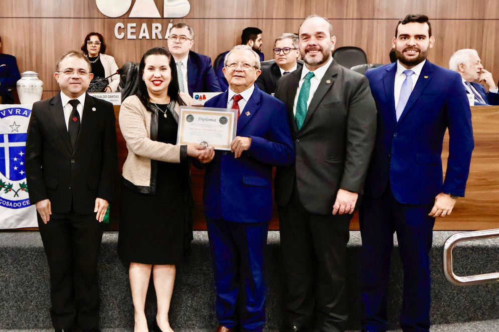 Presidente Raphael (&agrave; dir.) com Jos&eacute; Luiz Lira, os presidentes Christiane Leit&atilde;o, da OAB Cear&aacute;, e Jos&eacute; Damasceno, do Instituto dos Advogados do Cear&aacute;, e Waldir Xavier(Foto: Arquivo pessoal )