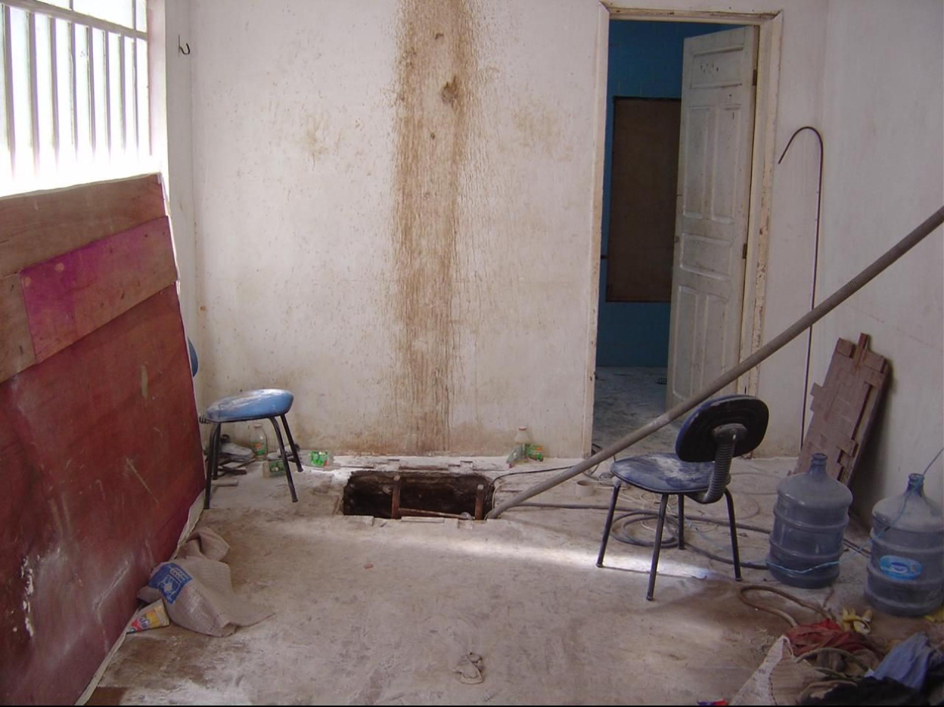 ￼QUARTO nos fundos da casa de onde partiu o túnel (Foto: imagens REPRODUÇÃO POLÍCIA FEDERAL)