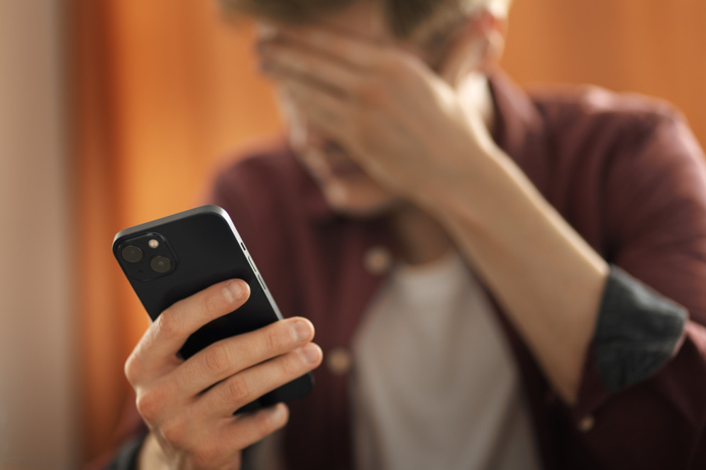 Stalking, também conhecido como perseguição, é um crime que envolve a repetição de ações indesejadas, como seguir a vítima, fazer contato não solicitado e enviar mensagens insistentes, causando medo ou angústia(Foto: Freepik)