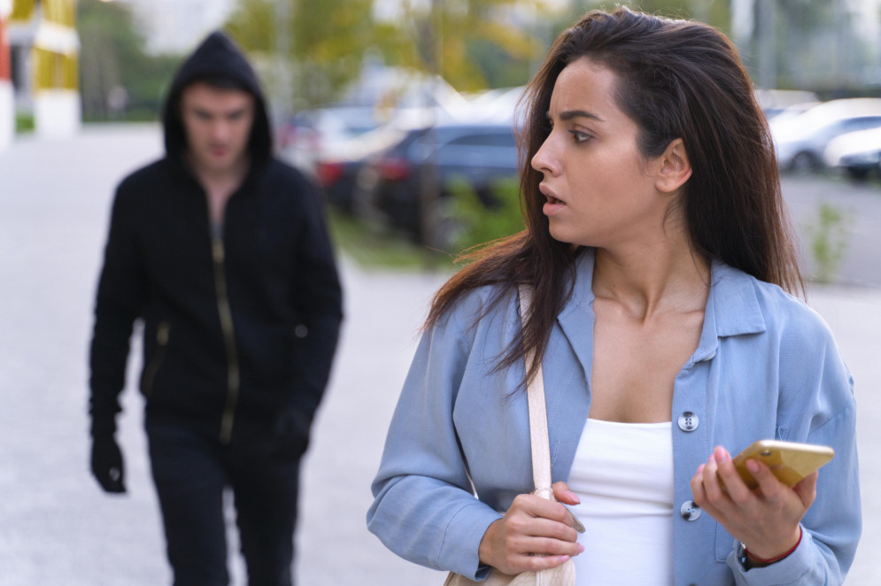 As vítimas de stalking podem ser qualquer pessoa, independentemente de gênero ou idade, e muitas vezes sofrem de ansiedade, depressão e estresse pós-traumático como resultado da perseguição(Foto: Freepik)