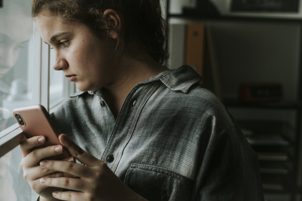 A perseguição sistemática pode acontecer tanto no mundo físico, com o stalker seguindo a vítima, quanto no mundo digital, por meio de mensagens incessantes, monitoramento de redes sociais e invasão de privacidade, o que é conhecido como cyberstalking(Foto: Freepik)