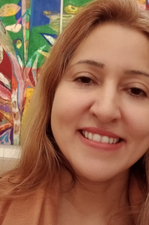 ParaTodosVerem: professora Jania Aquino. É uma mulher loira, de pele clara e olhos escuros(Foto: Arquivo Pessoal/Jania Aquino)
