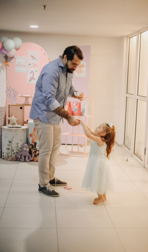 Cláudio busca ser o primeiro modelo masculino positivo para Alice, policiando suas próprias atitudes, tom de voz e vocabulário em casa(Foto: Camilla Albano / Arquivo pessoal)