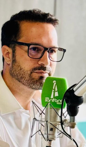 ParaTodosVerem: Lucas Rozzoline, conselheiro federal da CAU/CE. É um homem branco, de óculos, com cabelos escuros. Usa camisa branca(Foto: Arquivo Pessoal/Lucas Rozzoline)