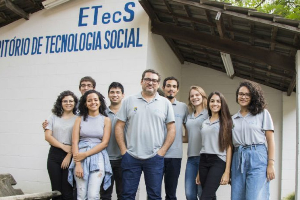 Prof. Alexandre Bertini (ao centro) com integrantes do Etecs. Projeto foi iniciado em 2005 e já desenvolveu mais de mil projetos para a população de baixa renda em Fortaleza(Foto: Ribamar Neto/UFC)