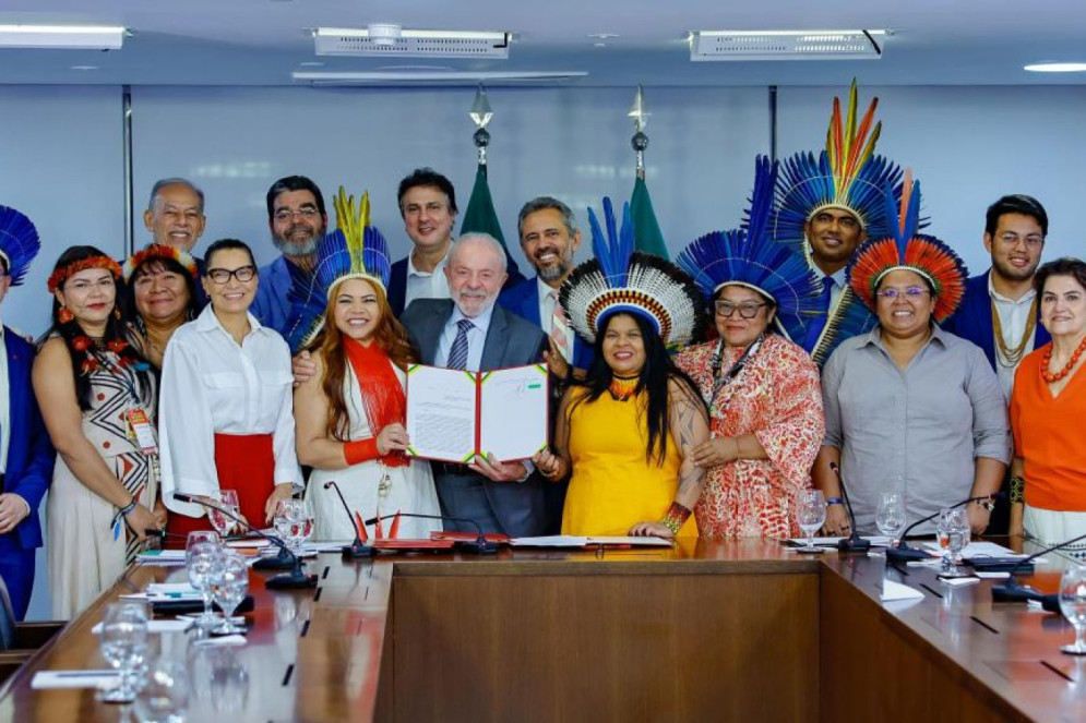 Em evento no Palácio do Planalto em 6/8/2025, o presidente Luiz Inácio Lula da Silva assinou os decretos de homologação das Terras Indígenas Pitaguary, Lagoa Encantada e Tremembé de Queimadas ao lado da ministra Sônia Guajajara, Joênia Wapichana, presidenta da Fundação Nacional dos Povos Indígenas (Funai), da secretária dos Povos Indígenas do Ceará, Juliana Alves Jenipapo Kanindé, e da secretária de Gestão Ambiental e Territorial Indígena do Ministério dos Povos Indígenas (MPI), Ceiça Pitaguary(Foto: Ricardo Stuckert)