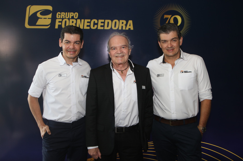 Nertan Ribeiro, presidente do Grupo Fornecedora, ao centro, ladeado pelo vice-presidente de Operações, Pablo Leão Ribeiro, e pelo CEO, André Leão Ribeiro.(Foto: Ricardo Damito/ divulgação)
