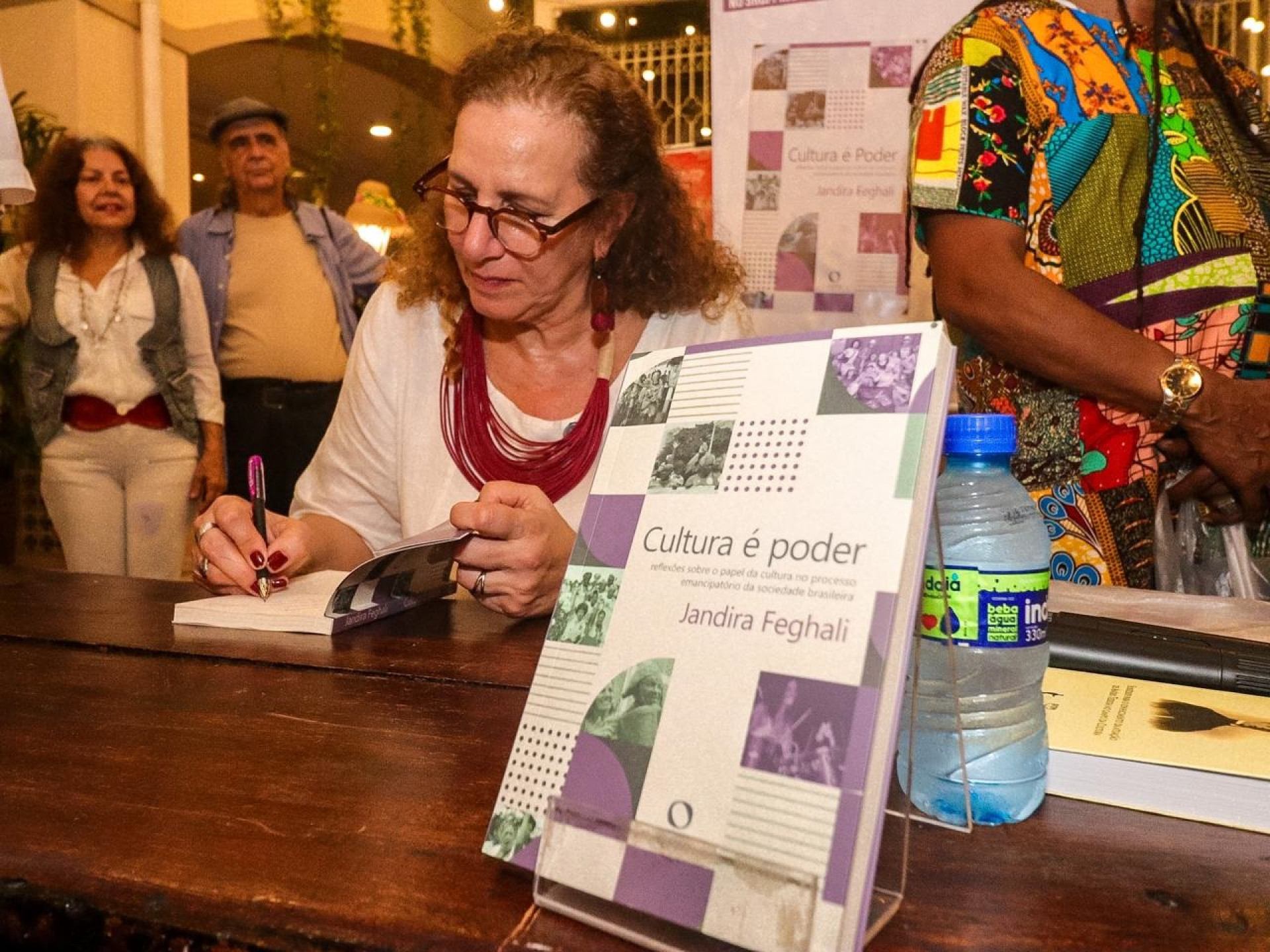 Deputada Jandira Feghali lança livro 