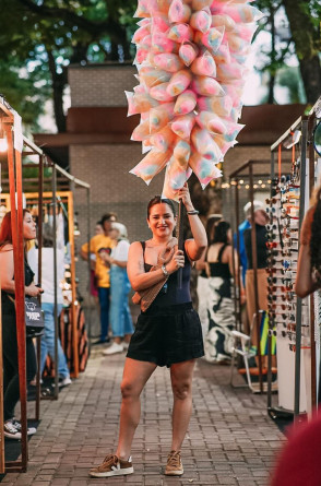 Criada em 2018, a Auê Feira Criativa nasceu do desejo da publicitária Mariana Marques de ocupar o espaço público com uma grande celebração que unisse arte, música, gastronomia e empreendedorismo autoral(Foto: Talita Machado)