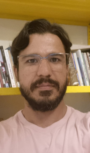 ParaTodosVerem: sociólogo Artur Pires. É um homem branco, de cabelos e barba escuros. Usa óculos e uma camisa rosa clara (Foto: Arquivo Pessoal/Artur Pires)