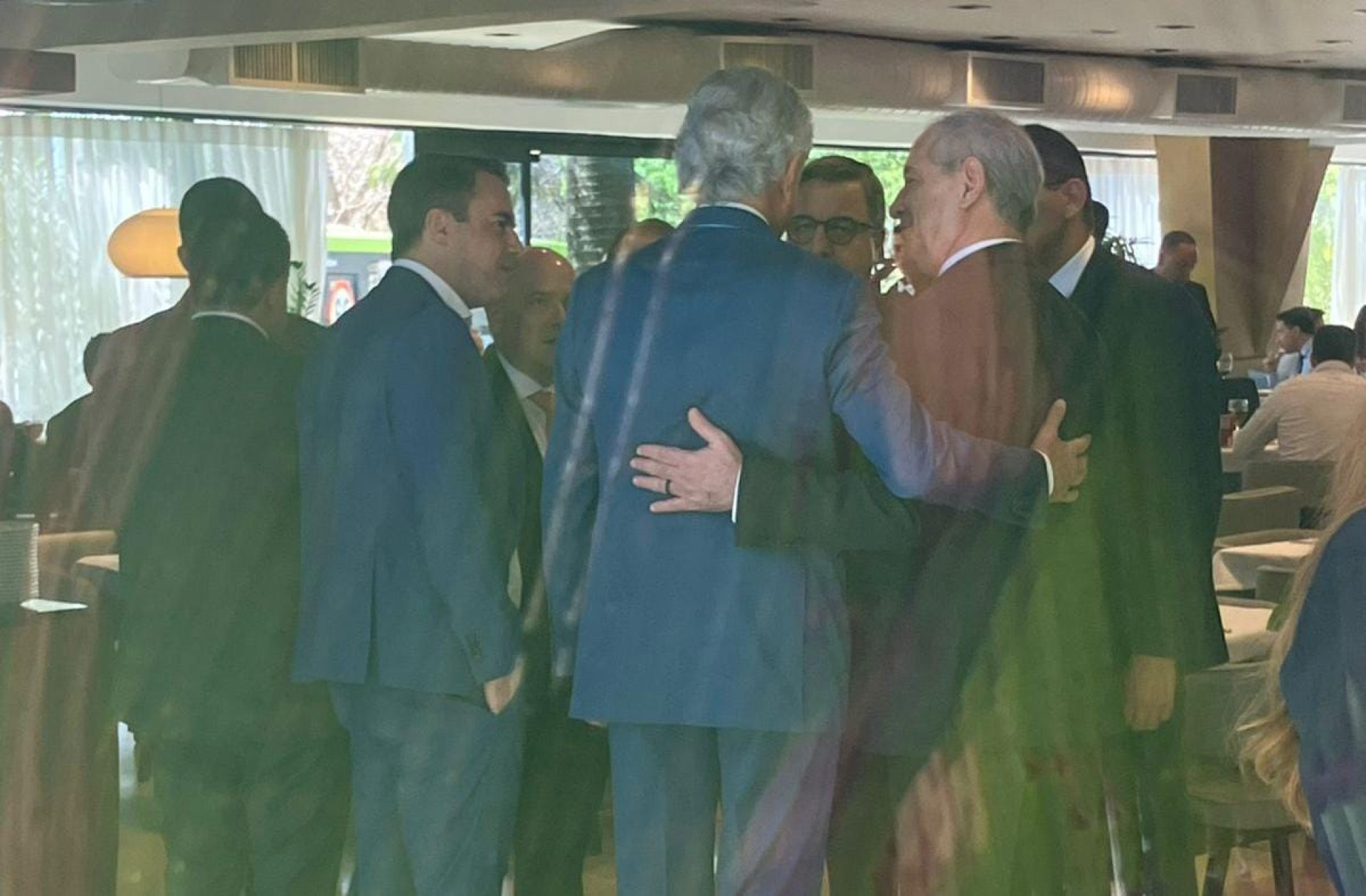 Ciro Gomes com Ronaldo Caiado e deputados em Brasília(Foto: João Paulo Biage/O POVO)