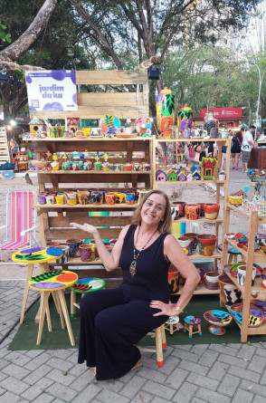 A empreendedora Kátia Bastos é idealizadora do Jardim da Ka, onde trabalha com artes e plantas, jarros e produtos personalizados para jardim. Ela é expositora da Auê Feira Criativa(Foto: Kátia Bastos/Acervo pessoal)