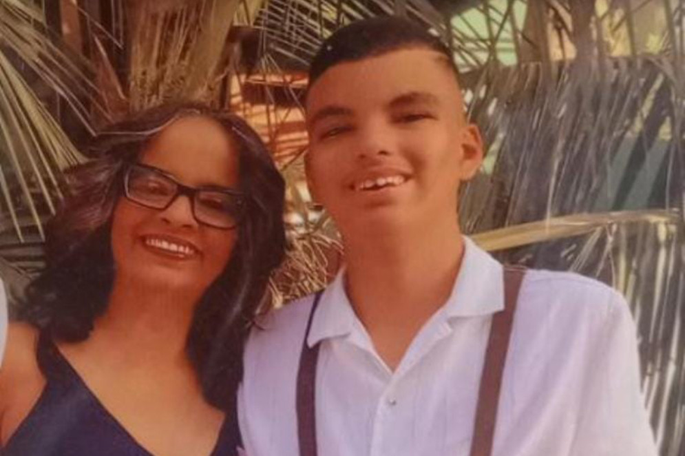 Pedro e a mãe, Flávia Dórea. Pedro tem 16 anos e foi diagnosticado ainda na segunda infância(Foto: Acervo pessoal)