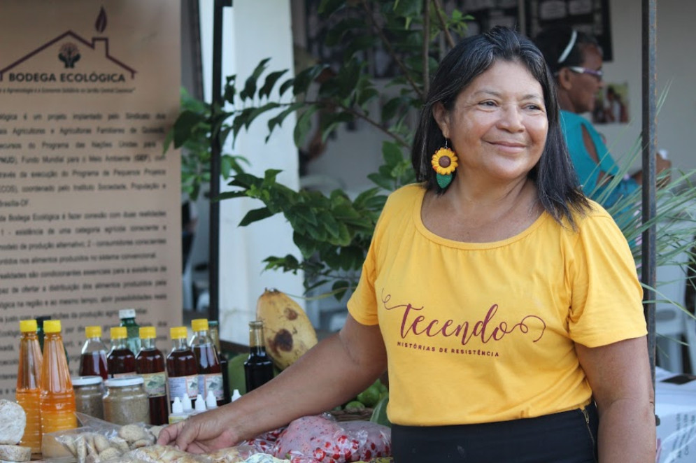 Maria Alcy Pereira Santos, 50, é agricultora de Quixadá que trabalha com agroecologia e vende o excedente do quintal produtivo em feiras agroecológicas(Foto: Leonardo Reis / Cetra)