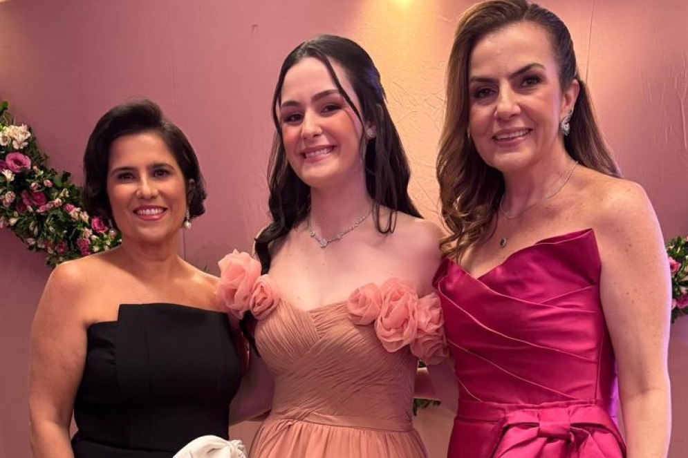 Micheline Albuquerque com Lara e Rafaela Melo(Foto: Arquivo pessoal)