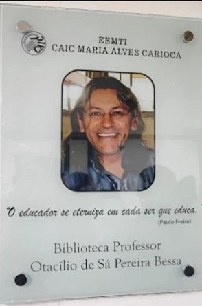 ParaTodosVerem: placa de vidro em homenagem a Otacílio na biblioteca com seu nome na escola CAIC(Foto: Raphael Bessa)