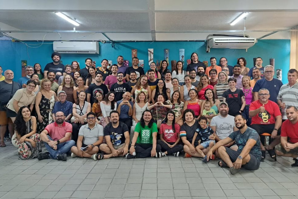 Professores, gestores e funcionários do Adauto Bezerra estão reunidos. Na imagem também estão a esposa e a filha de Otacílio(Foto: Reprodução/ Instagram @abescolaoficial)
