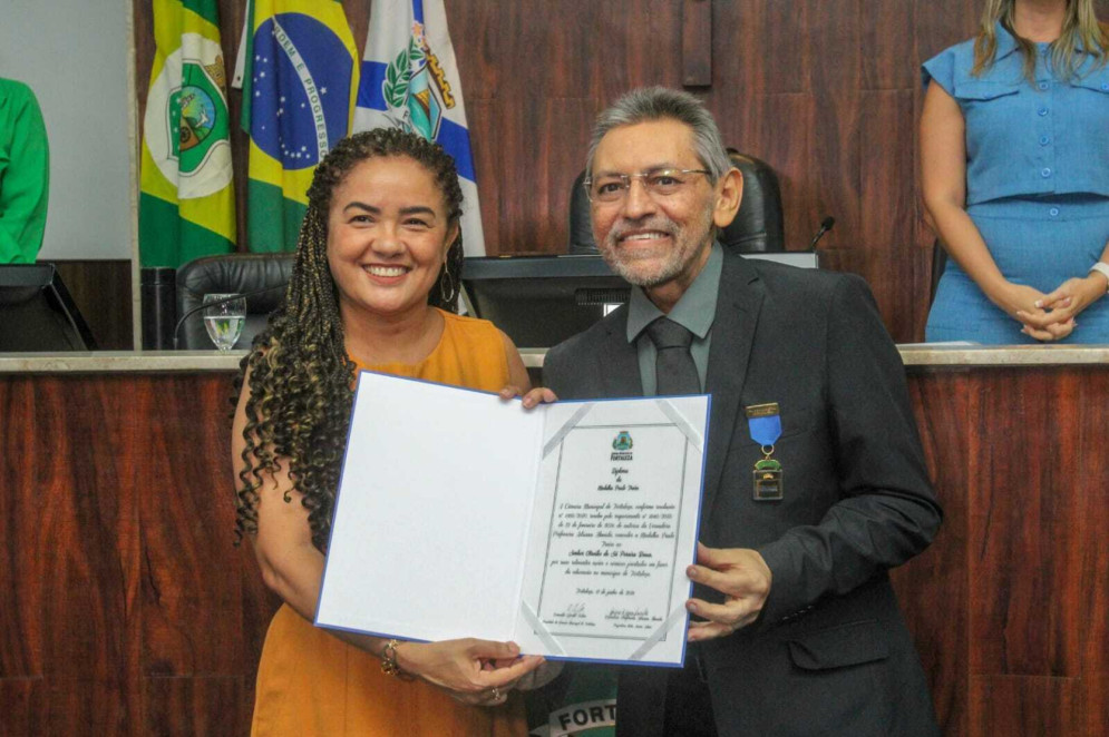Otacílio recebeu das mãos da vereadora Adriana Almeida na Câmara Municipal(Foto: Reprodução/ Arquivo Pessoal)