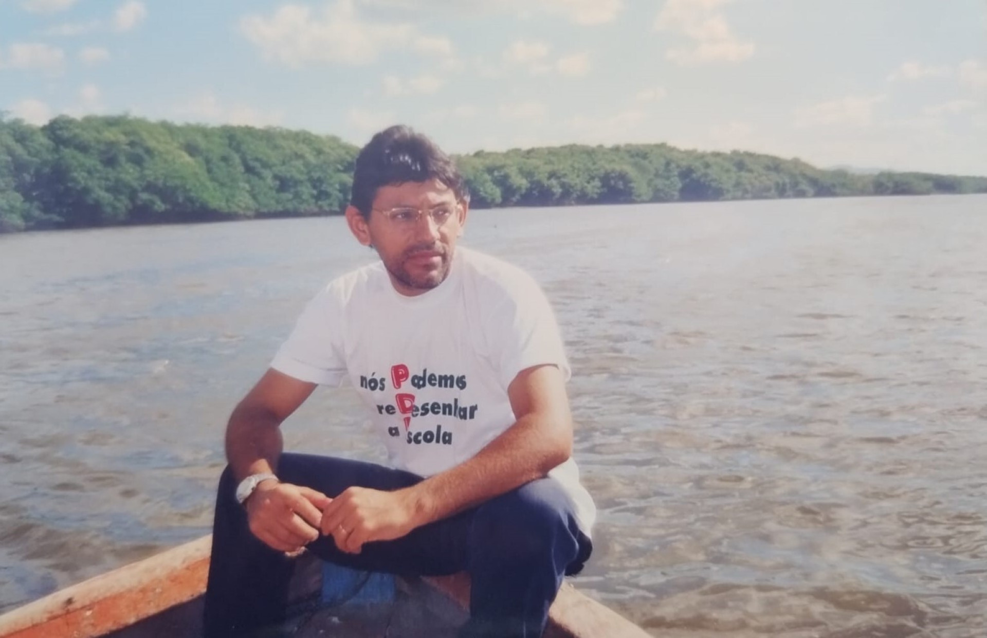 ParaTodosVerem: Otacílio em um passeio de rio. Em sua camisa está escrito: Nós podemos redesenhar a escola