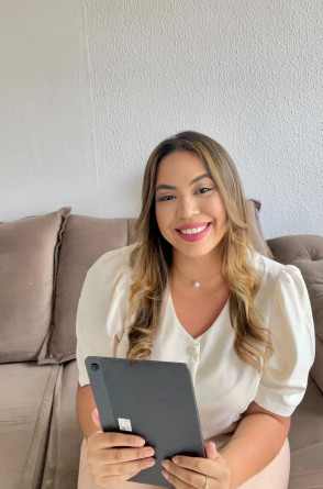 A psicóloga Erica Moraes atua no Centro de Referência e Atendimento à Mulher Francisca Clotilde (CRAMFC), equipamento da Prefeitura de Fortaleza que acolhe mulheres em situação de violência psicológica, sexual, física, moral e patrimonial(Foto: Erica Moraes/Acervo pessoal)