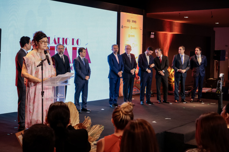 Presdidente do O POVO, Luciana Dummar conduziu a cerimônia de lançamento do Anuário do Ceará 2025-2026(Foto: Aurélio Alves)