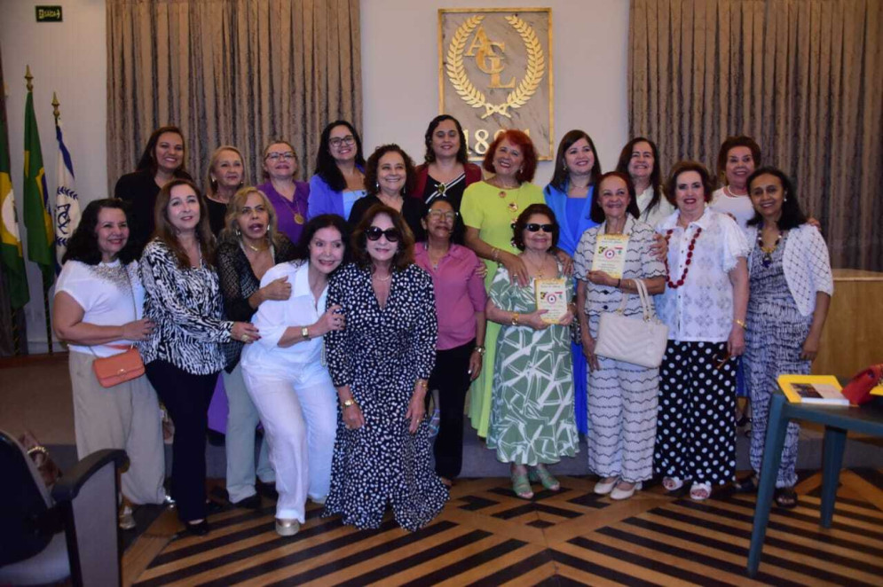 (Foto: FOTOS DE Arquivo pessoal )Grupo de associadas da Ajeb