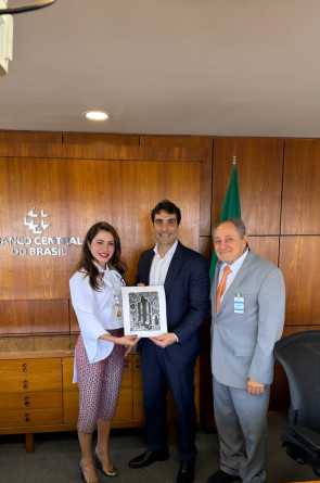 Sara e Demerval Diniz com Gabriel Galípolo, presidente do BC(Foto: arquivo pessoal)