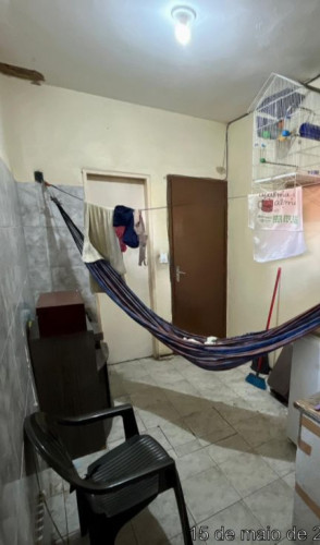 ParaTodosVerem: quarto de Carolina na casa dos patrões. Há uma rede, gaiola de passarinho, eletrodomésticos, guarda-roupa e outros itens(Foto: MPT/Arquivo do Processo)