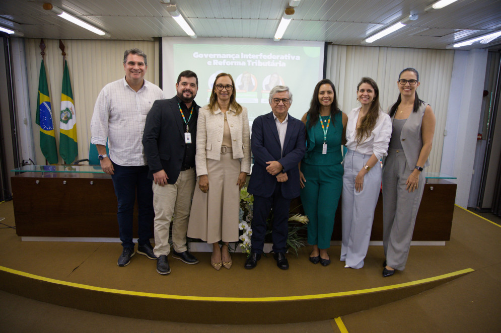 Alexandre Cialdini, ao centro, entre técnicos da área tributária(Foto: Dennis Moraes/ Divulgação)