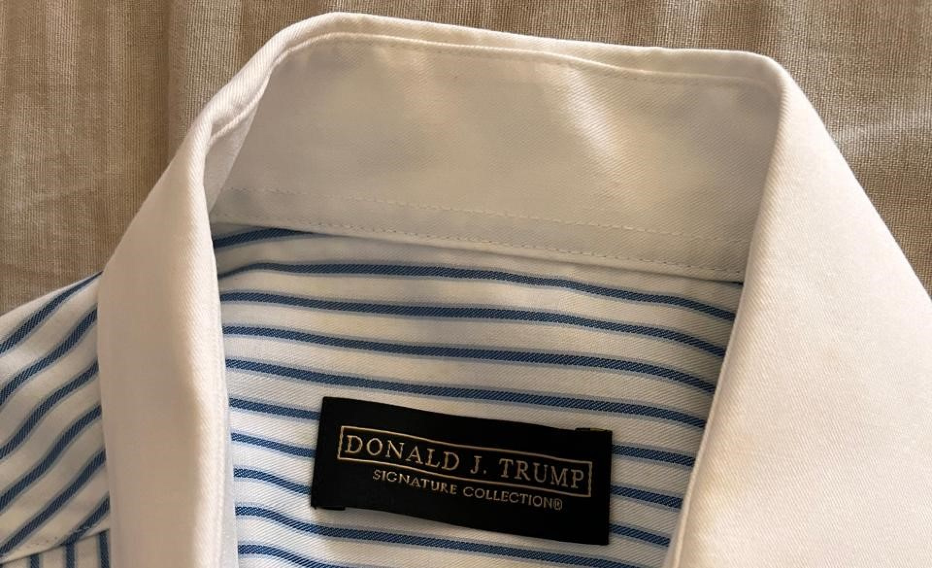 Etiqueta da blusa com o nome de Donald Trump (Foto: Arquivo pessoal)