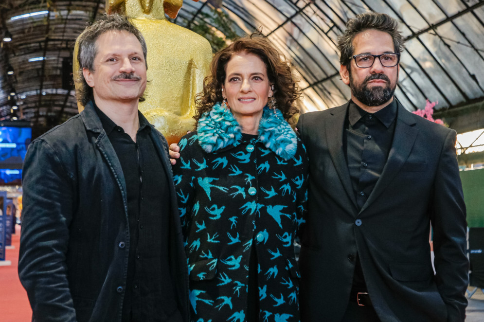 Atores Felipe Rocha e Denise Fraga como diretor português Paolo Marinou-Blanco do longa-metragem brasileiro Sonhar com Leões(Foto: Edison Vara / Divulgação Festival de Gramado)
