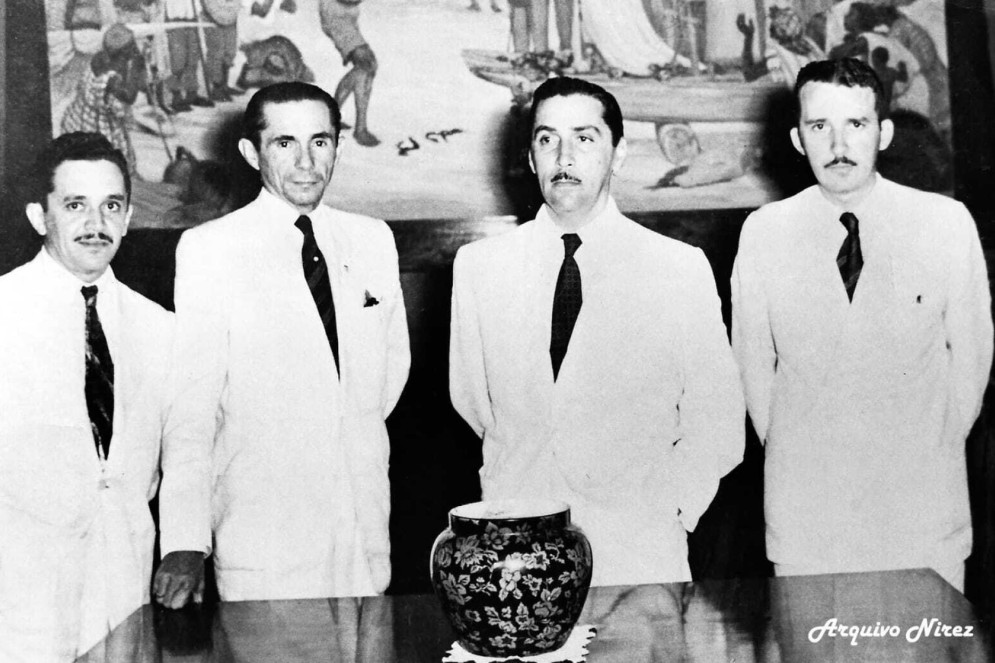 Da esquerda para a direita os jornalistas João Clímaco Bezerra, Hugo Catunda, o prefeito Acrísio Moreira da Rocha e o jornalista Daniel Carneiro Job durante a doação do terreno onde seria construído o prédio-sede da ACI(Foto: Reprodução/ Arquivo Nirez)