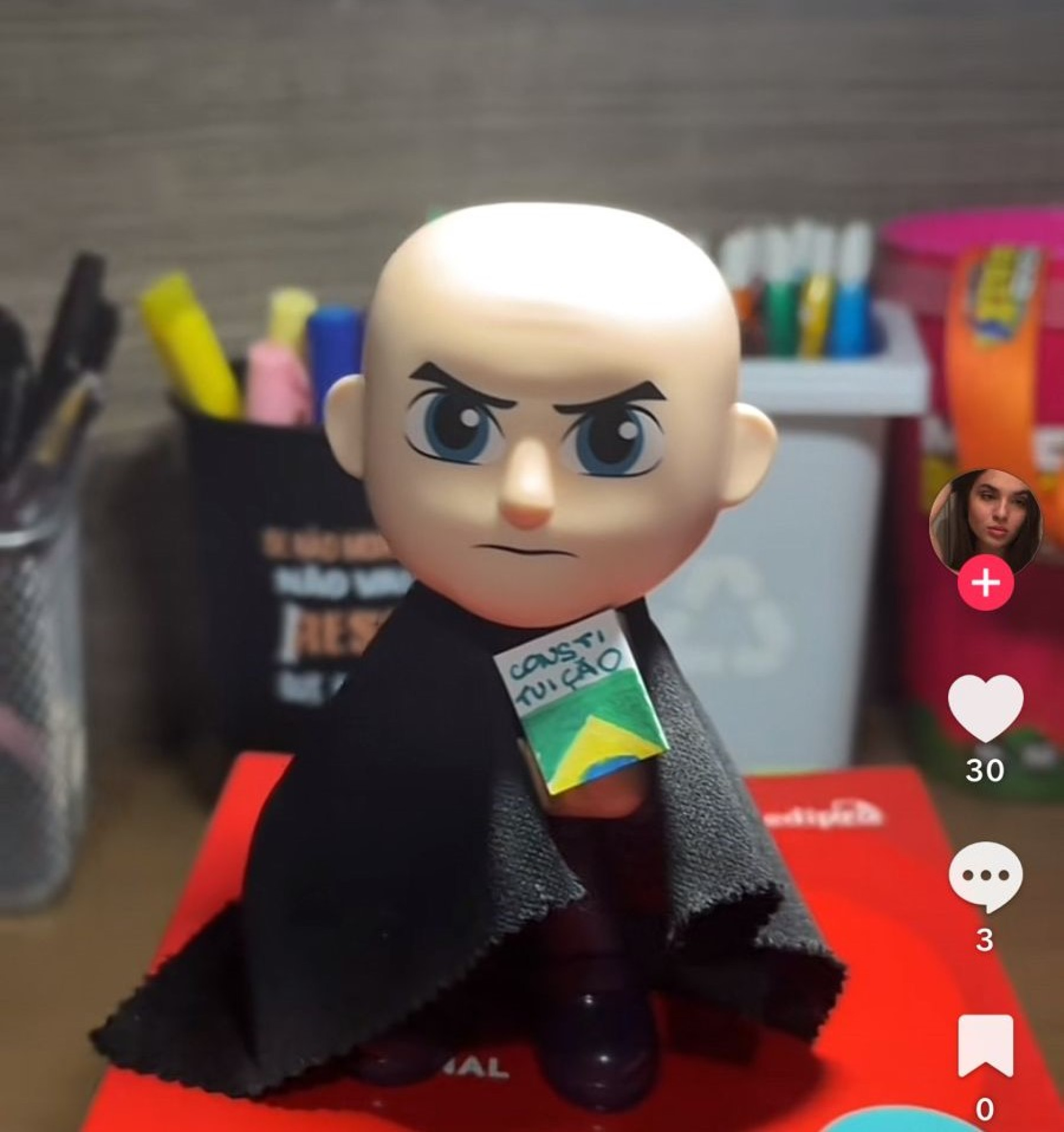 (Foto: Reprodução/Redes Sociais)Vídeos engraçados sobre Alexandre de Moraes circulam as redes sociais. Bonequinho de ação publicitária foi 