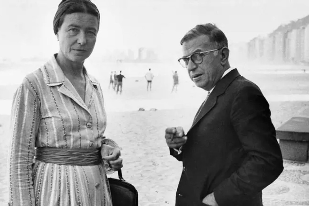Sartre e Beauvoir na praia de Copacabana, no Rio de Janeiro, em 1960(Foto: Getty Images)