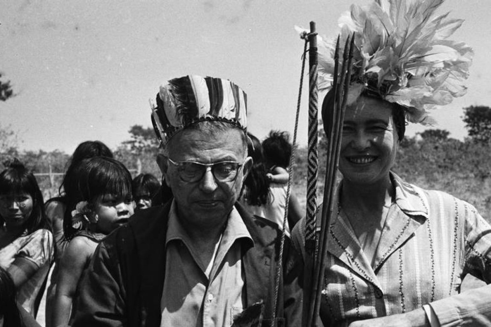 Sartre e Beauvoir visitam a Ilha do Bananal, terra do povo indígena Karajá no estado do Tocantins(Foto: Reprodução)
