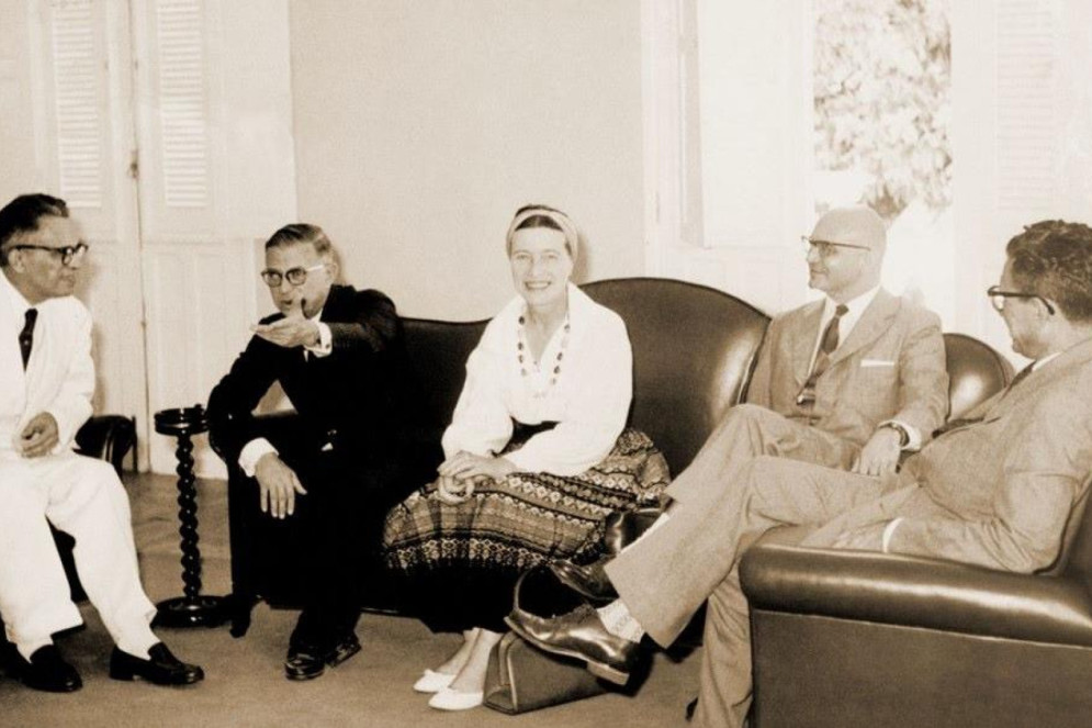 O criador e primeiro reitor da UFC, Antônio Martins Filho; Jean-Paul Sartre; Simone de Beauvoir; e os escritores Milton Dias e Fran Martins na Reitoria em setembro de 1960(Foto: Acervo Memorial UFC)