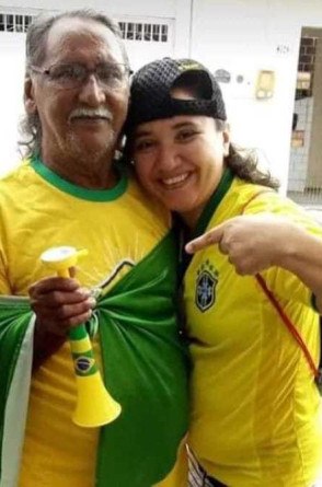 A almoxarife Isamelia Alves ao lado do pai, Valdir Mota, na Copa do Mundo de 2016. Ele faleceu em 2020 após complicações da Covid-19(Foto: Acervo pessoal/Isamelia Alves)