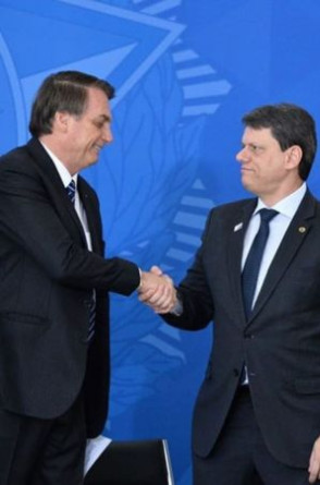 Jair Bolsonaro (PL) e Tarcísio de Freitas (Republicanos). Tarcísio Gomes de Freitas já foi ministro da Infraestrutura no Governo Bolsonaro(Foto: Agência Brasil)