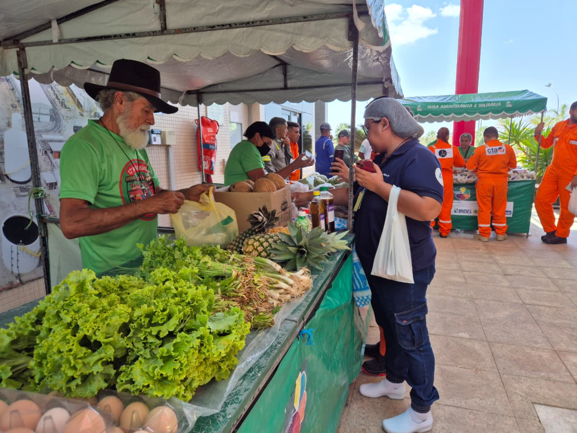 O evento foi realizado no horário de intervalo de almoço, das 11h às 14h, e levou alimentos agroecológicos, produzidos e comercializados por agricultoras e agricultores familiares para funcionárias e funcionários da Petrobras (Foto: Rose Serafim / Cetra)