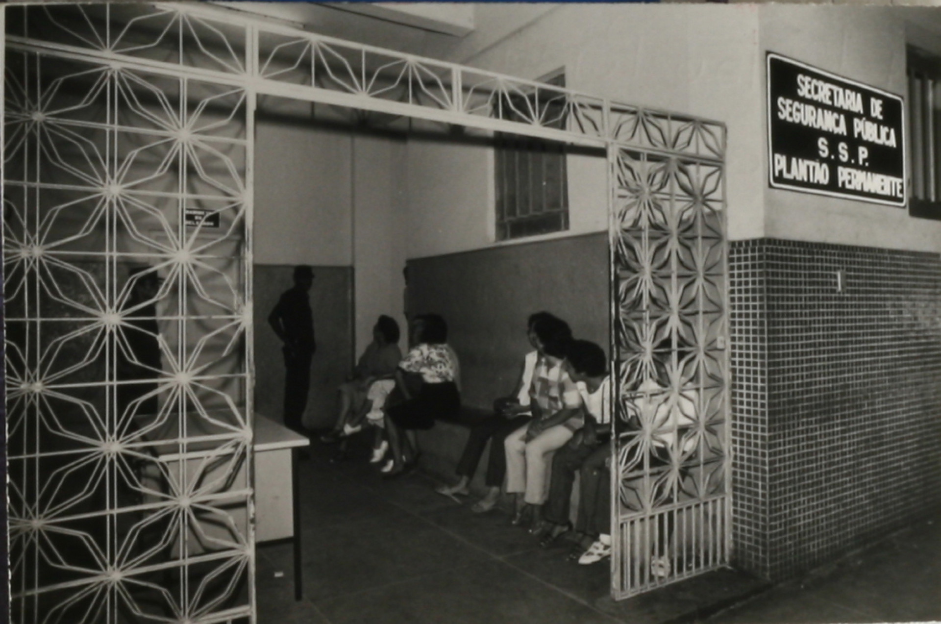 Entrada do prédio da Polícia Civil, no Centro de Fortaleza, que sediou a Delegacia de Ordem Política e Social (Foto: JORGE HENRIQUE, em 16/11/1985)