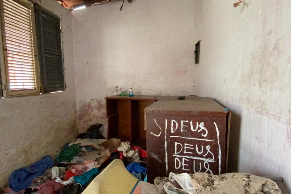 Fotos do dia 29/6/2020, da comunidade 7 de setembro, Bom Jardim, mostram o rastro das pessoas e a pressa de ir embora. Dezenas de casas e um mercantil foram evacuadas(Foto: Demitri Túlio / O POVO)