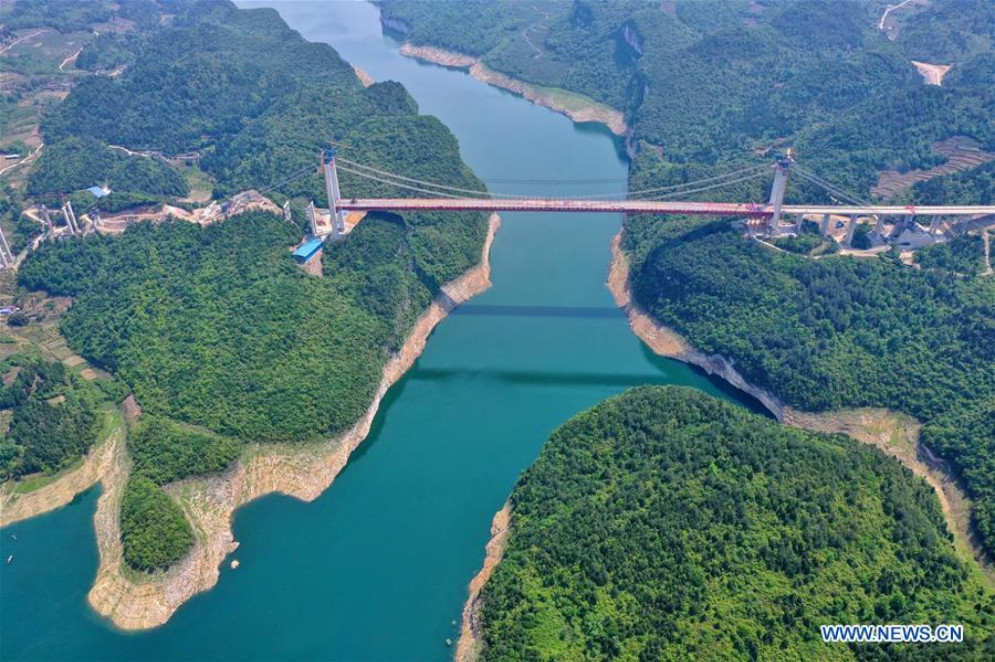 Foto aérea tirada em 29 de abril de 2020 mostra a ponte do rio Wujiang em construção na província de Guizhou, sudoeste da China(Foto: Xinhua / República Popular da China)
