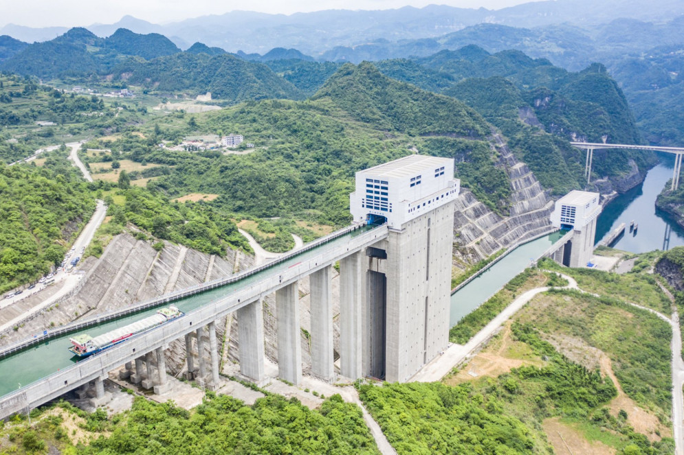 Uma das mais notáveis obras de engenharia da China é o elevador de navios na Usina Hidrelétrica de Goupitan, localizada no rio Wujiang. O equipamento que embarcações subam e desçam um desnível de mais de 100 metros, superando a barragem da hidrelétrica para continuar navegando(Foto: Xinhua / República Popular da China)