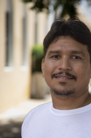 Thiago Roque é historiador, professor e um dos criadores do projeto Fortaleza sobre Trilhos ao lado do também professor Sandoval Matoso. A iniciativa de imersão histórica e cultural leva grupos a partir dos trilhos do metrô e do VLT de Fortaleza em percursos que contam e descobrem mais sobre a história da Capital(Foto: Thiago Roque/Acervo pessoal)